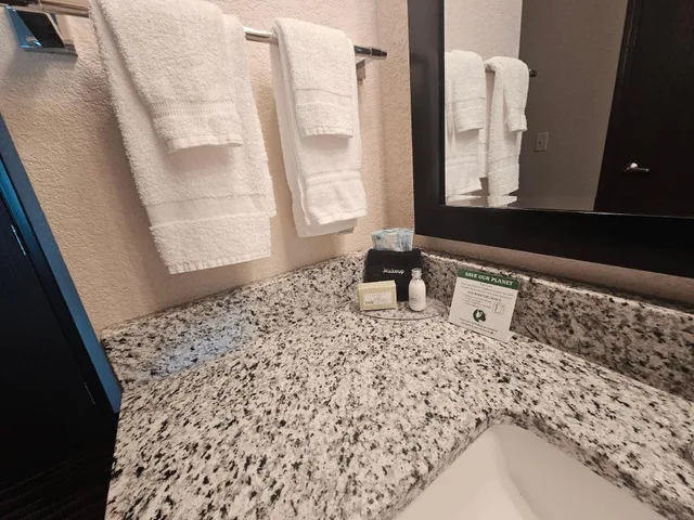 جناح مفردة بسرير كينج بجاكوزي، Cobblestone Inn and Suites Maryville 3/4