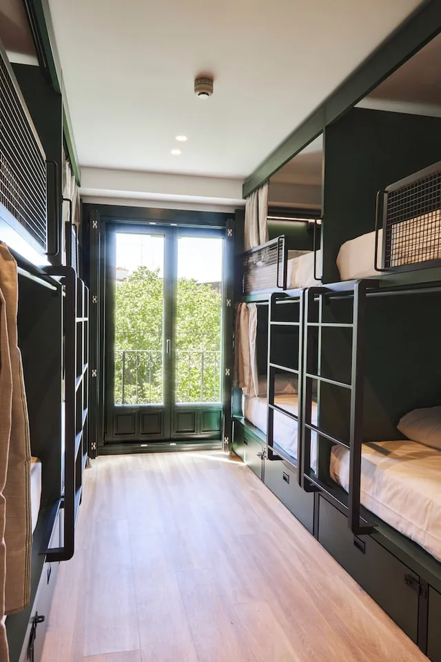 Mixed Dorm, 8 Beds, 4 Bunk Beds, Latroupe Prado 1/4