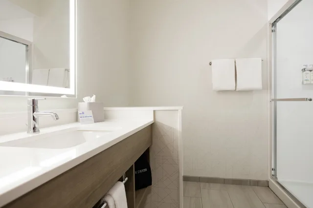 غرفة بسرير كينج لذوي الإعاقة، Holiday Inn Express and Suites Salem North - Keizer 6/8