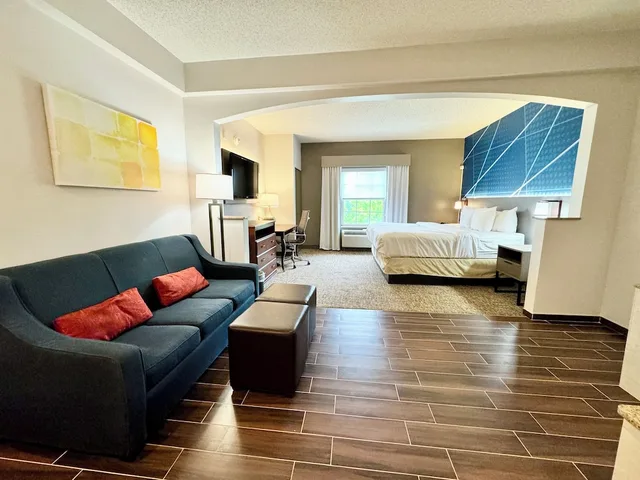 جناح بسرير كينج بحوض جاكوزي، Comfort Suites East Brunswick - South River 2/4