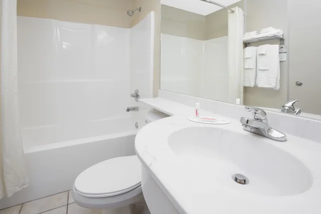 جناح بسرير كوين لذوي الإعاقة، Microtel Inn & Suites by Wyndham Hattiesburg 5/6