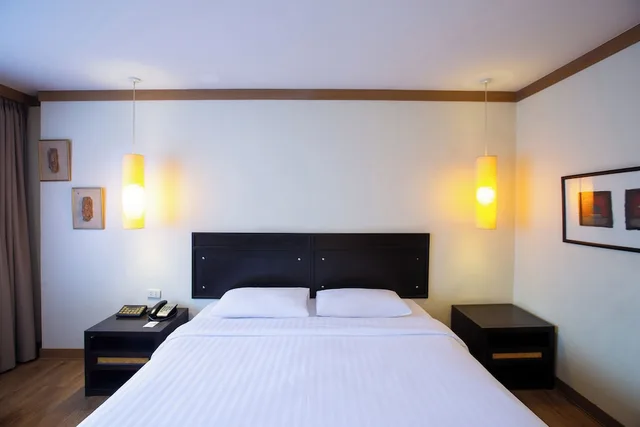 Deluxe, Queen Bed, The Tarntawan Hotel Surawong Bangkok 2/10