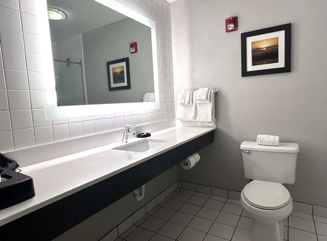 غرفة قياسية بسرير كوين، Best Western Erie Inn & Suites 2/2