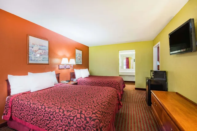 غرفة بسريرين كوين للمدخنين، Days Inn by Wyndham McAllen 2/9