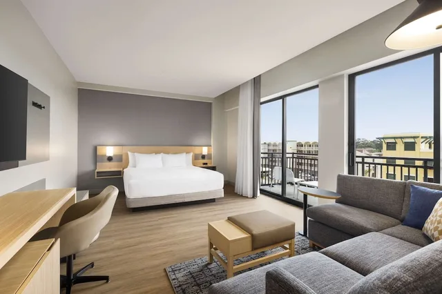 غرفة بسرير كينج بإطلالة على المدينة مع أريكة، Hyatt Place Virginia Beach Oceanfront 3/6