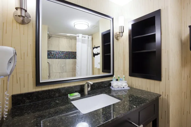 غرفة قياسية بسريرين كوين مع أريكة، Holiday Inn Express Fort Dodge 1/3