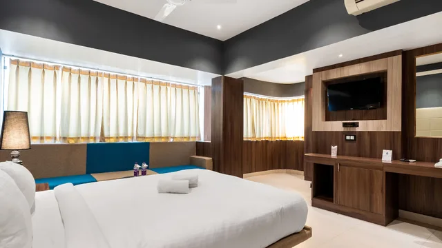 غرفة بريميوم كلاسيكية بسرير كينج بإطلالة على المدينة، NIRANJANA HOTEL 4/9