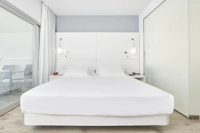 غرفة ديلوكس بسرير كينج بإطلالة على المسبح بشرفة، Hotel Astoria Playa - Adults Only 4/8