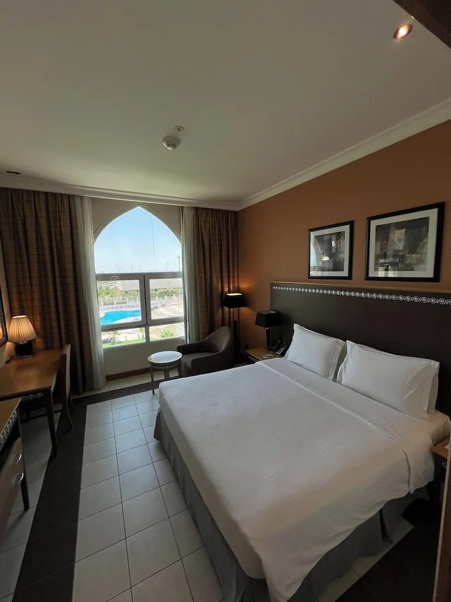 غرفة قياسية بسرير كينج بإطلالة على المسبح، Copthorne Al Jahra Hotel & Resort 2/9