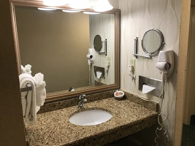 غرفة بسرير كوين بإطلالة على المسبح لذوي الإعاقة، Sun Viking Lodge 2/2