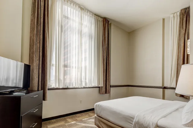 جناح بسرير كينج بغرفة نوم واحدة مع أريكة بمطبخ، Staybridge Suites BALTIMORE INNER HARBOR 2/10