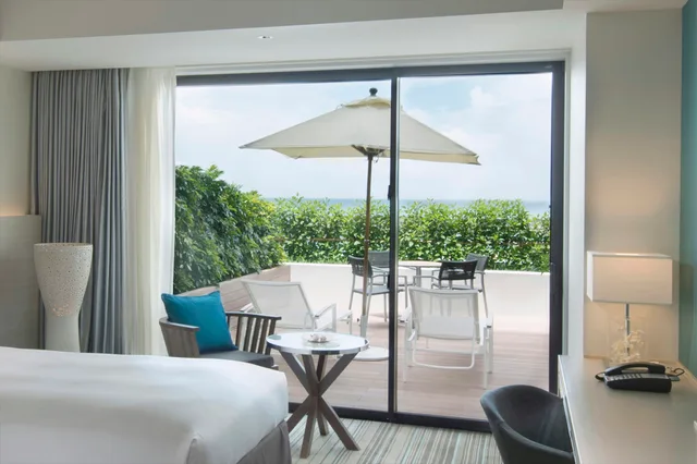 غرفة تنفيذية بسريرين منفصلين بشرفة، Hilton Okinawa Chatan Resort 3/4