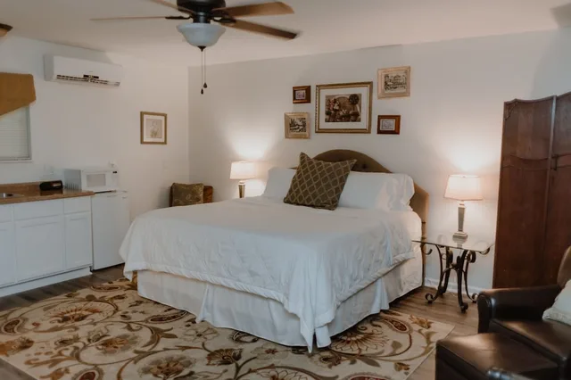 غرفة بسرير كينج، Square Inn 1/1