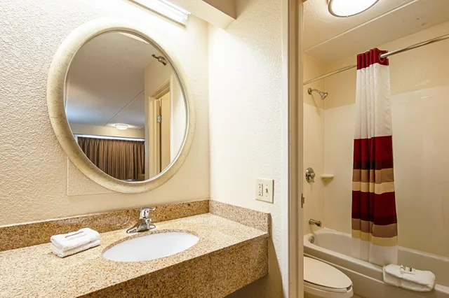 غرفة قياسية بسريرين مزدوجين، Red Roof Inn Johnson City 8/8