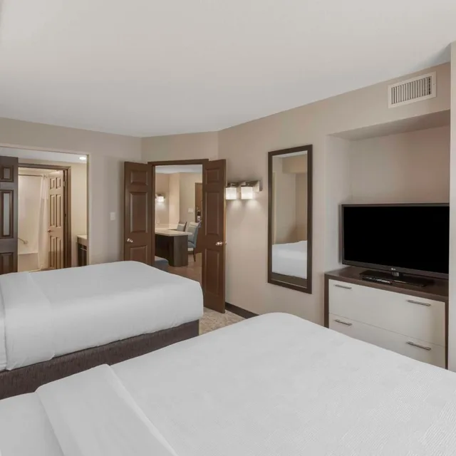 جناح بسرير كينج وسريرين كوين بغرفتي نوم مع أريكة بمطبخ، Executive Residency By Best Western Toronto Mississauga 5/7