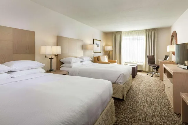 غرفة بسريرين كوين بحوض استحمام لذوي الإعاقة، DoubleTree by Hilton Hotel Portland - Tigard 4/7