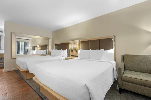 غرفة قياسية بسريرين كوين بإطلالة على الجبل، Best Western Plus South Coast Inn 9/10