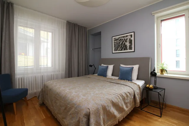 شقة بسرير مزدوج بغرفة نوم واحدة مع أريكة بمطبخ، Tallinn City Apartments 2 bedroom 1/1
