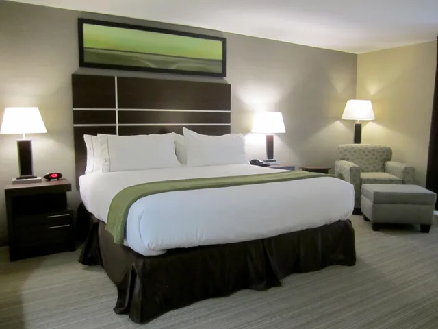 غرفة بسرير كينج، HOLIDAY INN EXPRESS GOLDEN KICKING HORSE 2/4