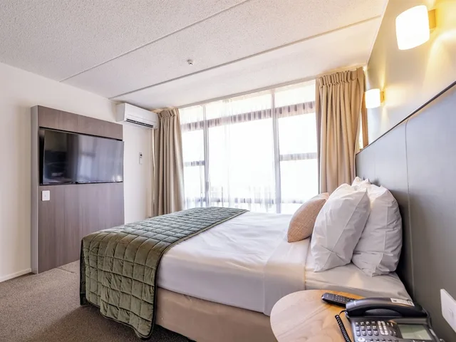 Junior King Suite with Lounge, Rose Park Hotel Auckland 6/10