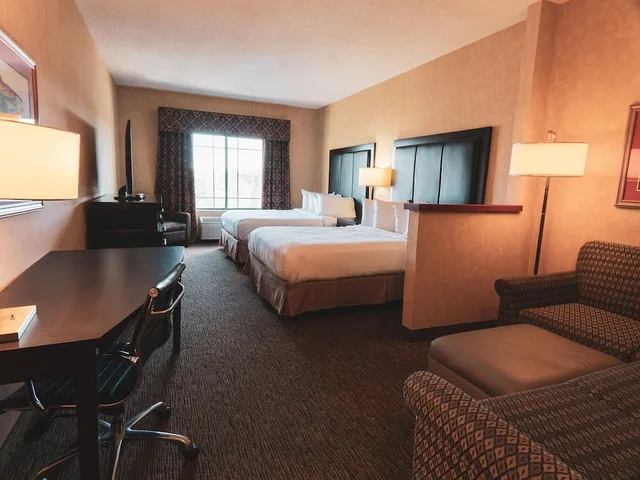 غرفة قياسية بسريرين كوين مع أريكة، Wildwood Lodge 6/8