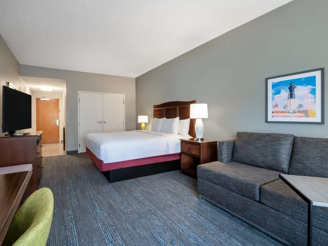جناح بسرير كينج مع أريكة، Hampton Inn Boca Raton/Deerfield Beach 2/4