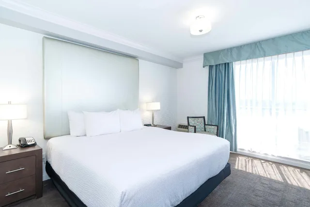Tower, King Bed، Sandman Hotel Kelowna 2/4