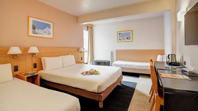 غرفة قياسية بسرير مزدوج وسريرين منفصلين، Kyriad Montbeliard Sochaux 1/10