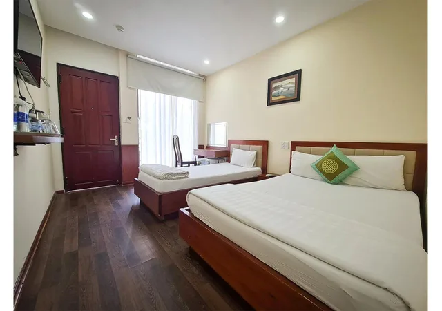 غرفة ثلاثية بسرير كوين وسرير فردي، QUAN QUAN HOTEL 1/7