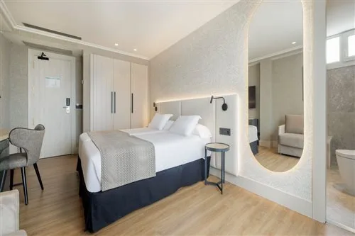 غرفة سوبيريور بسرير مزدوج بشرفة، Hotel Ilunion San Sebastian 2/2