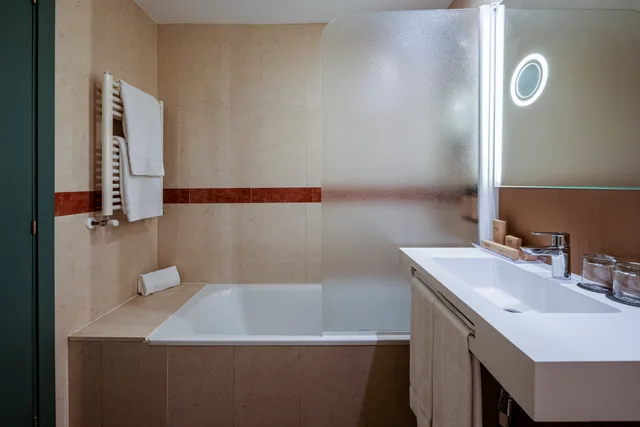 Deluxe, Single, Double Bed, Luze Castellana Hotel 2/3