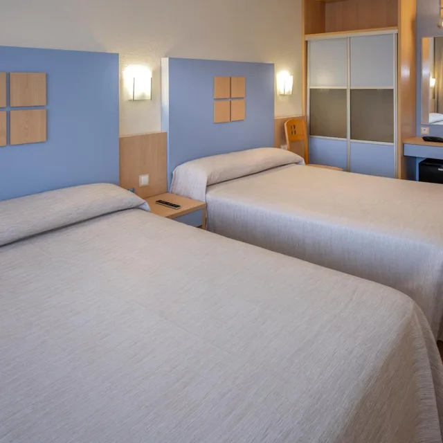 غرفة رباعية بسرير مزدوج، Caprici Beach Hotel & Spa 4/7