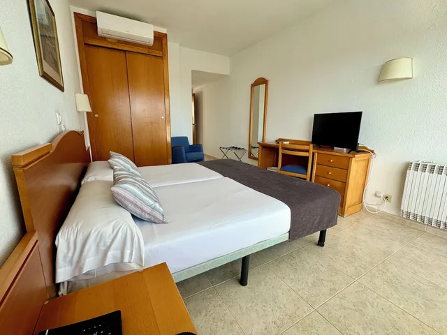 غرفة بسريرين منفصلين بإطلالة على البحر بشرفة، Cala Ferrera Hotel 4/10