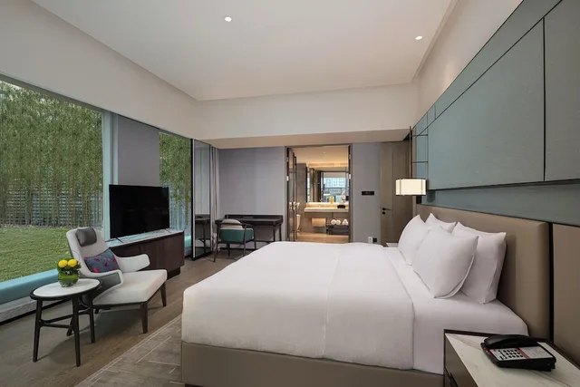 1 Bedroom, Suite, Outdoor Living Area، HUALUXE Leshan by IHG 1/4
