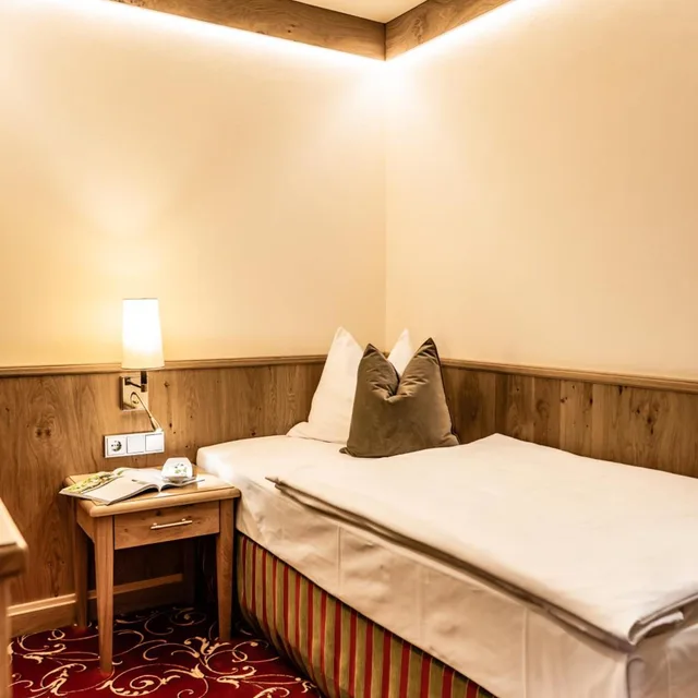 Room, Triple, Single Bed, Street View, Hubertushof 5/8
