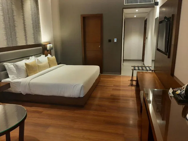 غرفة فاخرة بإطلالة على البحيرة بشرفة، The Rosefinch Sarovar Portico 5/6