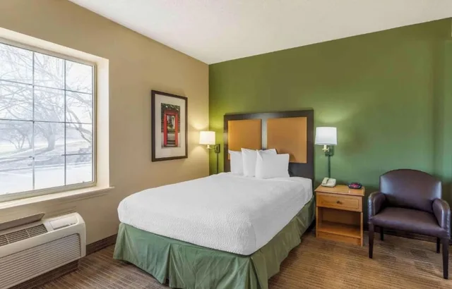 غرفة بسرير كوين لغير المدخنين بمطبخ، Studio 6 Extended Stay Chicago Vernon Hills Lincolnshire IL 3/8