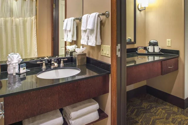 Room, King Bed, Balcony, Large, Doubletree By Hilton Hotel Portland 5/6