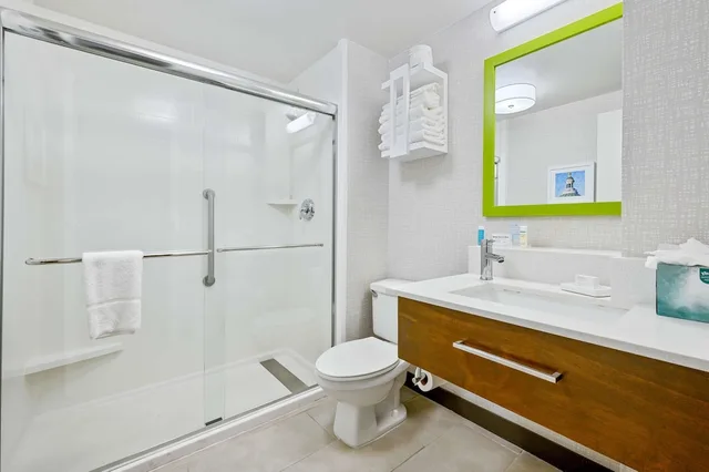 غرفة بسرير كينج مع أريكة، Hampton Inn St. Louis - Westport 8/9