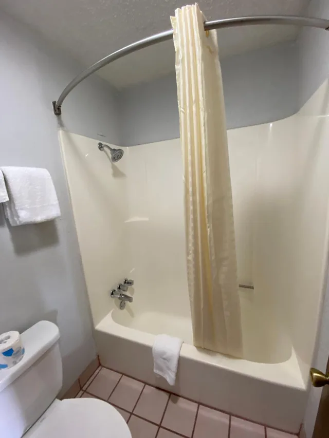 غرفة بسرير كينج للمدخنين، Colonial Inn 5/6