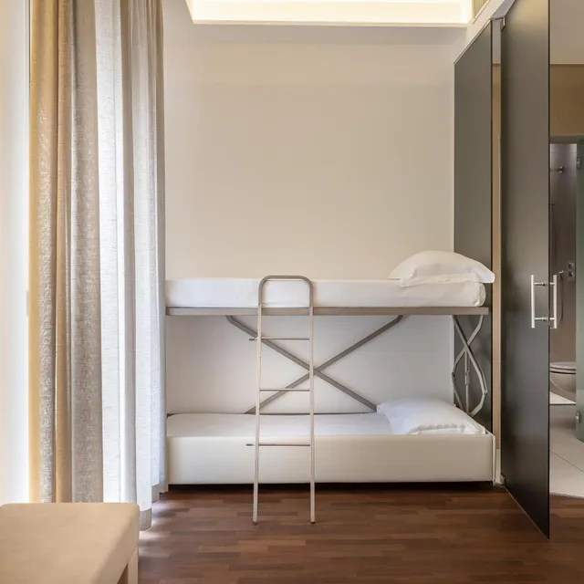 جناح جونيور، Hotel Polo 7/10