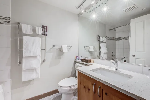 استوديو بريميوم بسرير كوين مع أريكة بمطبخ، Blackcomb Springs Suites by CLIQUE 3/4