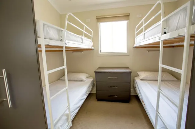 كابينة ديلوكس بسرير كوين وسريرين فرديين، DISCOVERY PARKS GEELONG 2/2