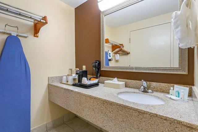 غرفة بسريرين مزدوجين للمدخنين، Quality Inn And Suites Hanes Mall 2/3