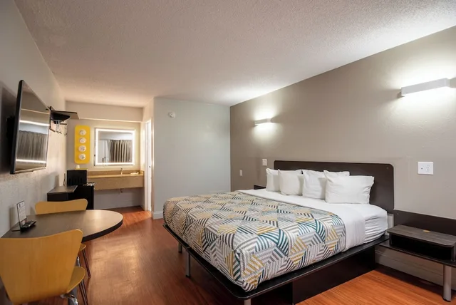 غرفة قياسية بسرير كينج للمدخنين، Motel6 Richmond, VA - Midlothian Turnpike 1/10