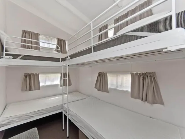 كابينة ديلوكس بسرير كوين وأسرّة بطابقين بغرفتي نوم، Gum Tree Caravan Park 1/1