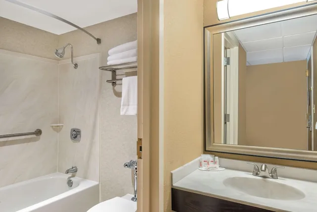 جناح بسرير كينج وسريرين كوين بغرفتي نوم، Ramada by Wyndham Paintsville Hotel & Conference Center 3/3
