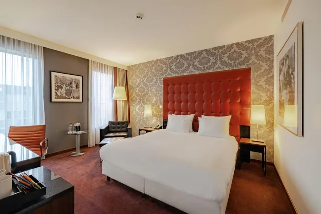 غرفة بريميوم بسرير كينج بمنطقة جلوس لذوي الإعاقة، Crowne Plaza Amsterdam South Hotel 1/2