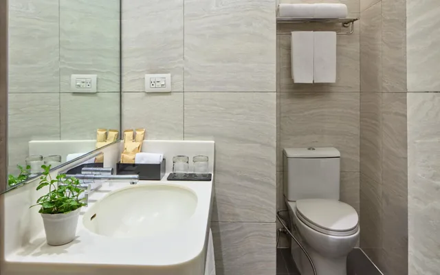 Tranquility Queen Room، Belmont Hotel Manila 4/6