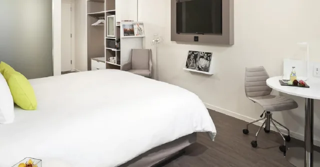 غرفة بسرير كينج بشرفة، INNSiDE New York NoMad 1/2